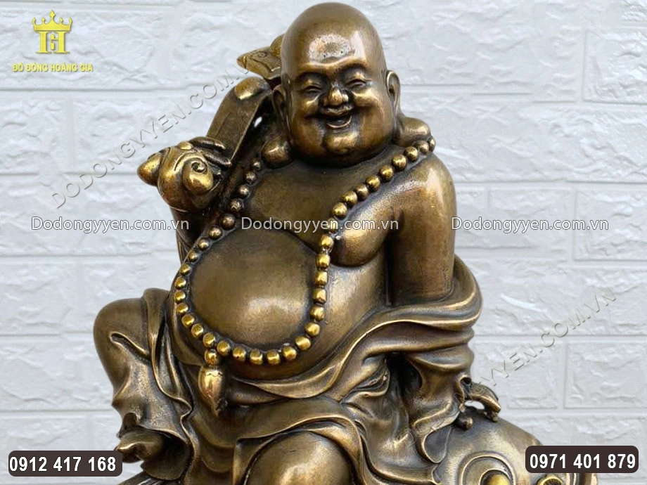 Gương mặt tr&ograve;n đầy ph&uacute;c hậu của Ng&agrave;i được chạm khắc sắc n&eacute;t